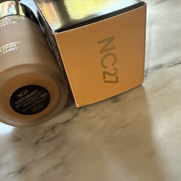 MAC COSMETICS STUDIO RADIANCE FOUNDATION:NC27 - Picture 2 of 4